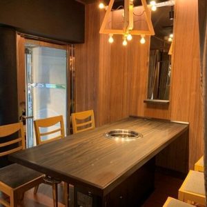 韓の台所別邸 川崎店：ウッド調の個室の写真